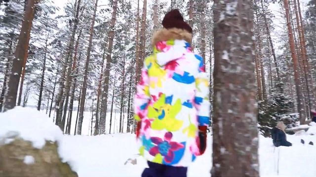 Снег засыпает малышей в Зеркальном смотреть онлайн