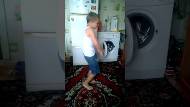 Пацан станцевал шафл под музыку Блек бакарди смотреть онлайн