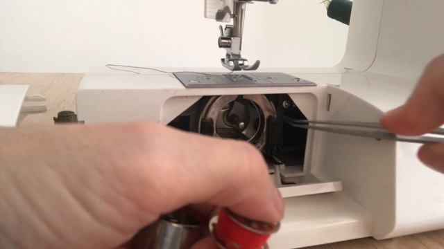 Урок для начинающих, где находиться челночное устройство, что такое шпульный колпачок. смотреть онлайн