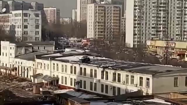 Дворники чистят крышу здания трактором) смотреть онлайн