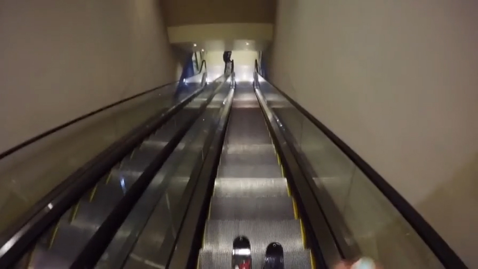 По эскалатору на лыжах смотреть онлайн