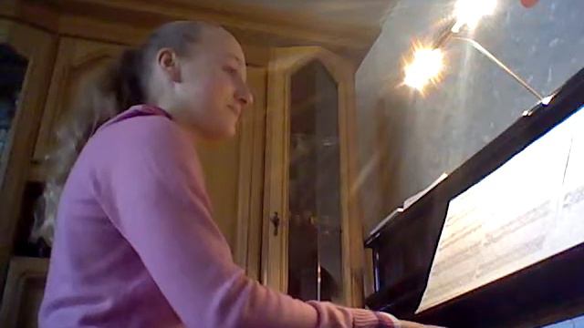 Моя племянница Эмили испоняет музыку из Титаника. смотреть онлайн