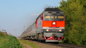 ТЭП70-0504 со скорым поездом Курск - Льгов - Москва с приветливой бригадой