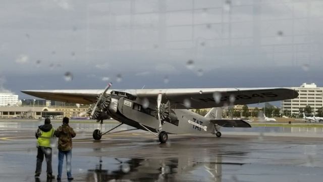 Ford Tri-Motor warm up смотреть онлайн