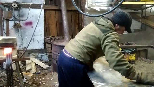 Как согнуть круглую трубу без трубагиба . Как загнуть трубу .Стапеля для автосервиса . смотреть онлайн