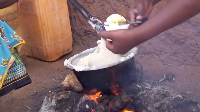 African Village Life//Cooking Village Food(using Cow Dung) смотреть онлайн
