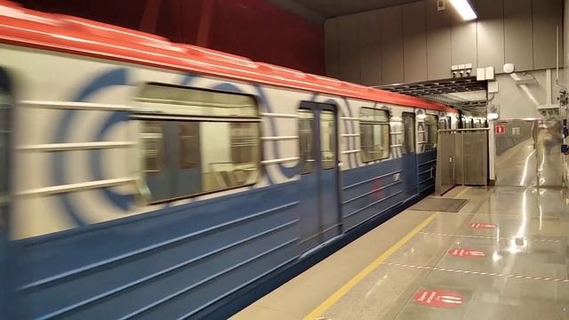 Метропоезд Номерной прибывает на станцию метро Коммунарка. смотреть онлайн