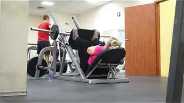 Тренажерный зал.Качаю ноги .40 кг смотреть онлайн