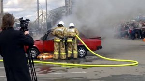 Как пожарные тушат горящую машину.