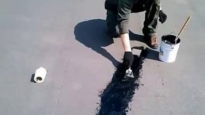 Заделка трещин в кровельном полотне мягкой крыши.