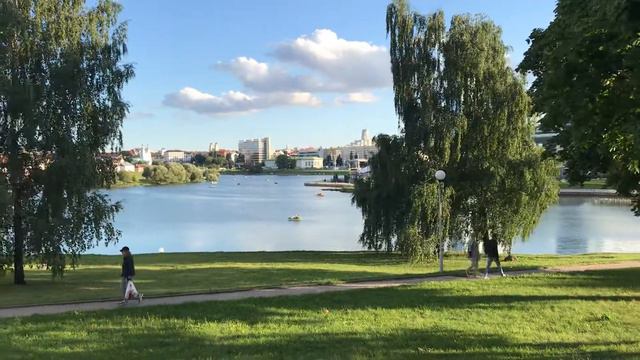 Minsk Belarus, красивый вид на город, река Свислочь, сентябрь 2021 смотреть онлайн