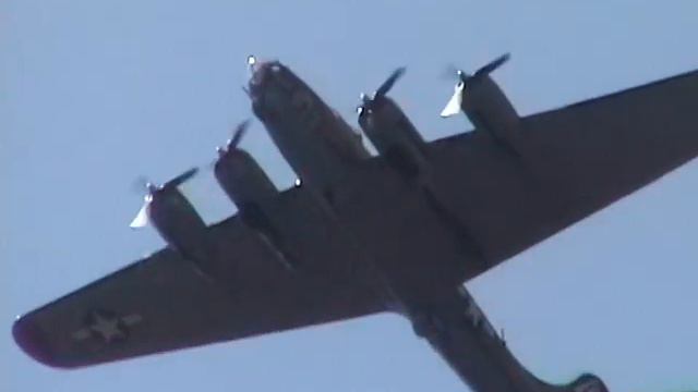 B-17 flying overhead 2006 07 22 10;01;31 смотреть онлайн