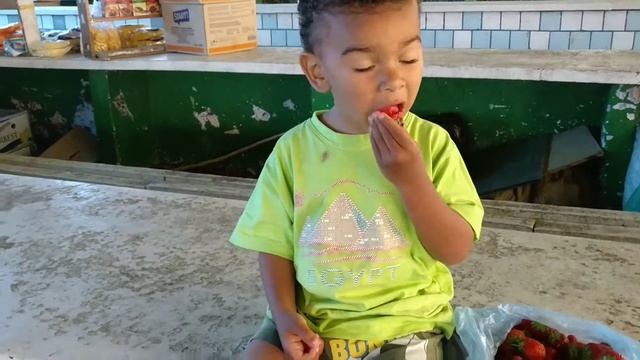 Первая клубника?Краковский рынок. Львов. смотреть онлайн