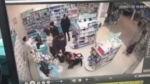 Что этот ребенок ворует в магазине?