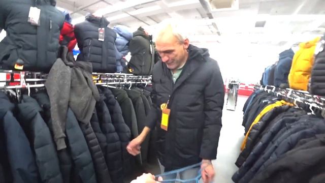 У ЁЛЫ ПАЛЫ КУЧА КЛОПОВ В КАРМАНАХ / ОДЕВАЕМ ВСЮ БРИГАДУ НА ОСЕНЬ смотреть онлайн