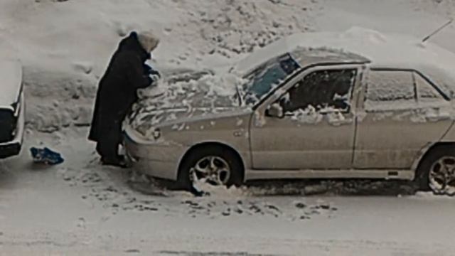 Вот, как грамотно очищать машину от снега. смотреть онлайн
