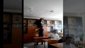 Шок! Чувак упал со стульев в школе!!!
