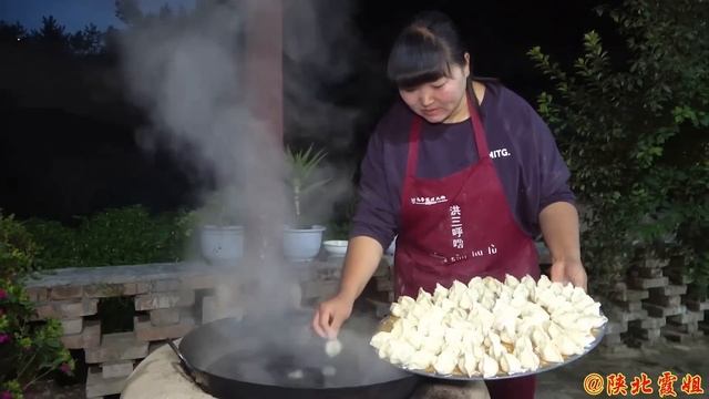 【陕北霞姐】陕北版“素饺子”，白菜香菇馅配虾米紫菜汤，弟弟一口吃两个，猛香了！ смотреть онлайн
