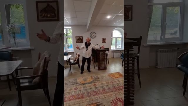 Дизайн студия. Гостиная-столовая с барной стойкой для зонирования и отдыха смотреть онлайн