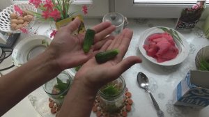 Мариную корнишоны без уксуса. Огурцы со специями уложила в банки, залила кипятком на 15 минут...