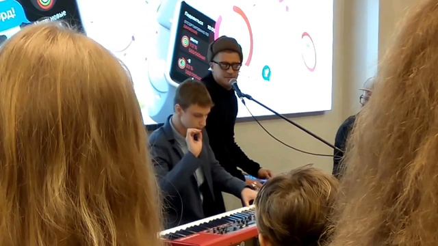 Therr Maitz с парнем из толпы, ЦУМ, Москва, 12.02.2017