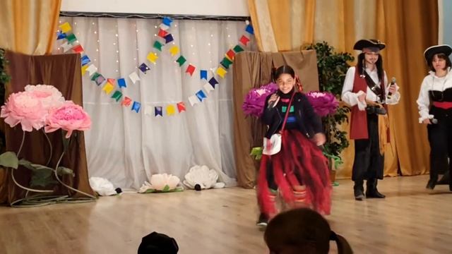 1 июня. Выступление Эмили "Три кита" смотреть онлайн