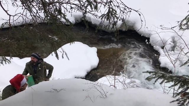 Купание на Крещение под Говерлой !!!! смотреть онлайн