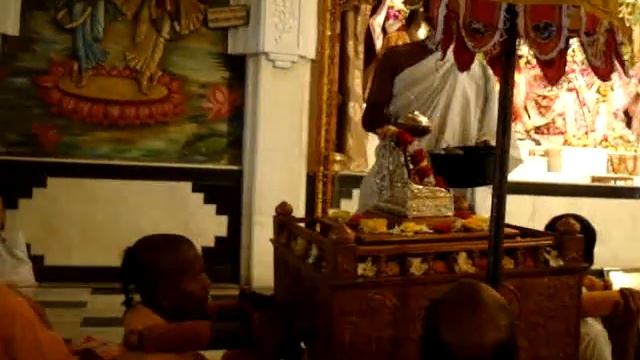 Кришнаиты. Утренняя служба в Храме Радха Мадхава. смотреть онлайн