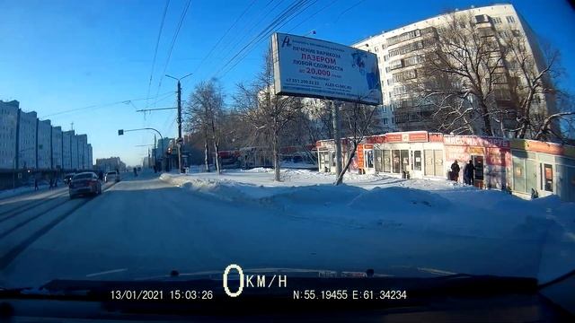 2021.01.13. Автомобиль попал в колею на Комсомольском проспекте в Челябинске. смотреть онлайн
