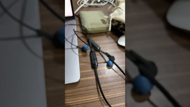 Sony WI-XB400, awesome budget bluetooth in ear headphone for traveling on bike смотреть онлайн