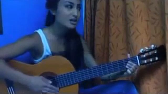 Девушка с гитарой Нормально так поет смотреть онлайн