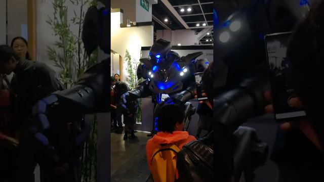 incredible robot show in Hong Kong/Невероятное робошоу в Гонконге смотреть онлайн