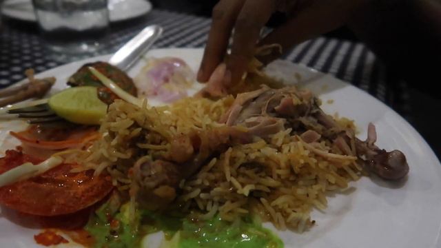 BEST INDIAN FOOD: HYDERABAD BIRYANI | TRAVEL VLOG IV смотреть онлайн