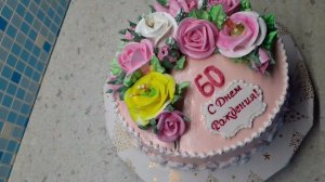 Торт для женщины, разукрашиваю   цветами роз и эустомы.