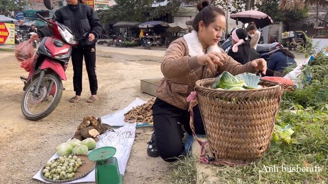 Go To The Market To Sell Yams, Cabbage, And Eggplant. Farm Life