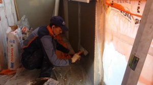 Нанесение штукатурной сетки на пеноплекс