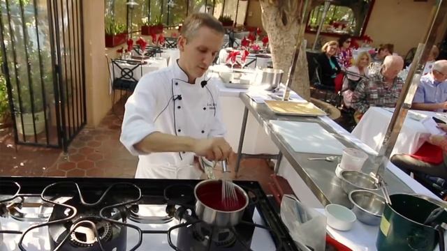 Vallauris Cooking Demo Pistachio Christmas Log Dessert смотреть онлайн