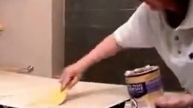 Женщина-профи делает ремонт в ванной комнате смотреть онлайн