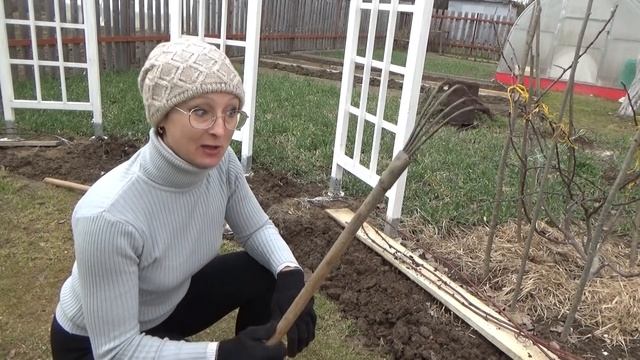 6 соток 11 апреля 2020 год. О бурении лунок под забор, шпалеры и перголы! смотреть онлайн