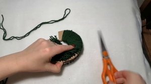 Помпон из пряжи. Как сделать объемный и ровный помпон из пряжи для шапки. Мастер класс .