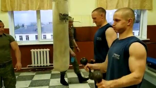 КМС ПО БОКСУ КАЧАЕТ РУКИ В АРМИИ ШОК!!! смотреть онлайн