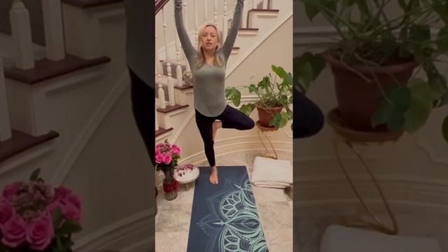 Video Tree Pose Vikshasana смотреть онлайн