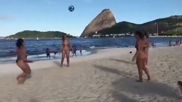Красиво девушки на пляже в мячик играют смотреть онлайн
