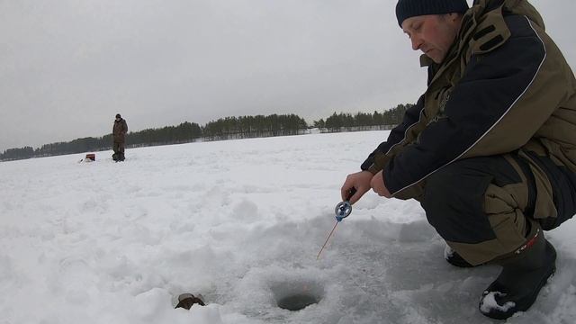 Рыбалка на не знакомом водоёме Голубые Озёра смотреть онлайн