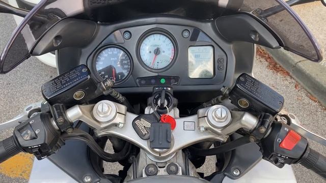 Honda VFR 800 FI 2001. idle warmed up смотреть онлайн