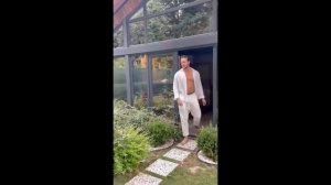 Бурак Челик в жарком летнем видео