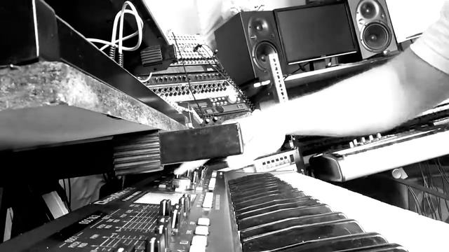 Stoltz - studio insta jam 29 (behringer deepmind 12) смотреть онлайн