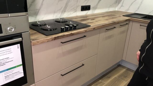 Угловая кухня цвета капучино и белая матовая. Дизайн угловой кухни 12 м с холодильником и технико смотреть онлайн