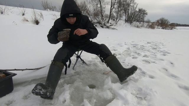 Зимняя рыбалка на малых реках. Один на льду. смотреть онлайн