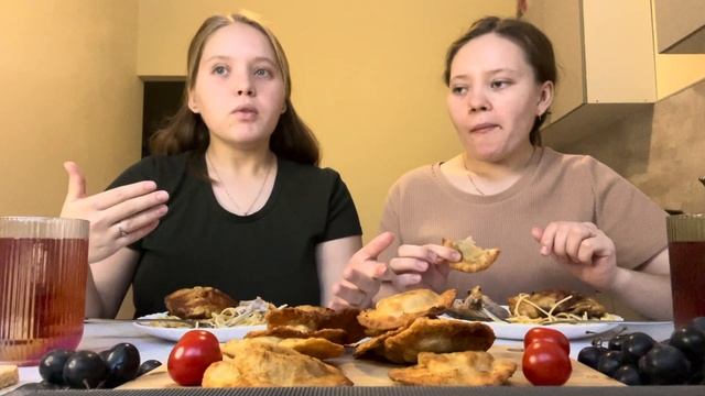 МУКБАНГ ВЕРМИШЕЛЬ С КУРИЦЕЙ ЧЕБУРЕКИ ДОМАШНИЕ ВИНОГРАД МОРС смотреть онлайн